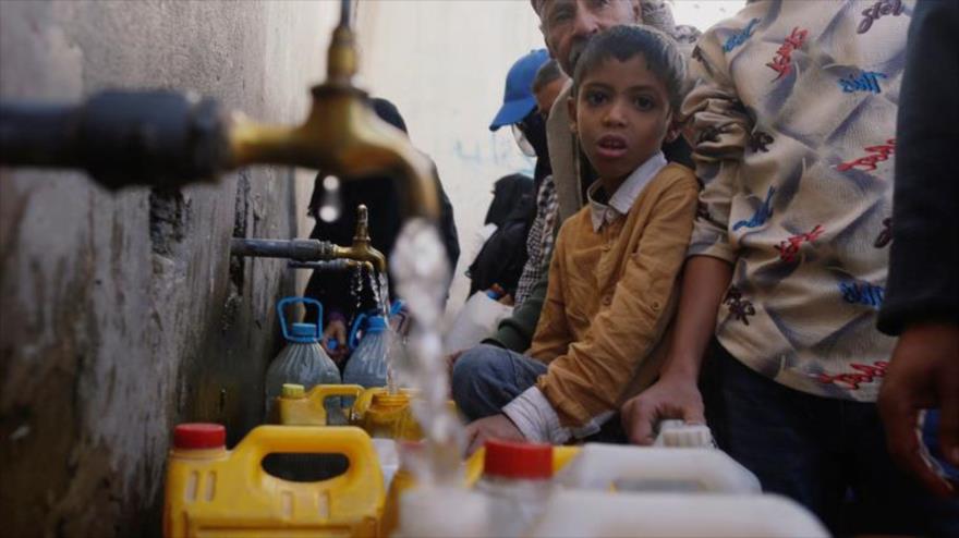 La gente recoge agua potable de un grifo benéfico en Saná, la capital de Yemen.
