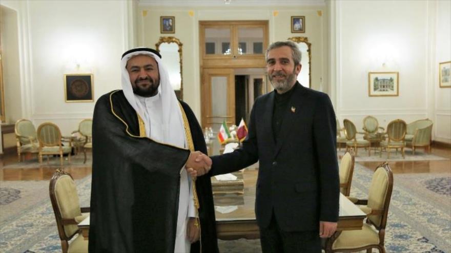 El vicecanciller iraní, Ali Baqeri Kani (dcha.), y el viceministro qatarí, Muhamad bin Abdulaziz al-Jalifi, se reúnen en Teherán, 27 de agosto de 2022.