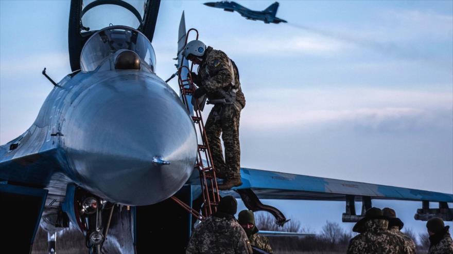 Pilotos ucranianos en una avion de guerra SU-27