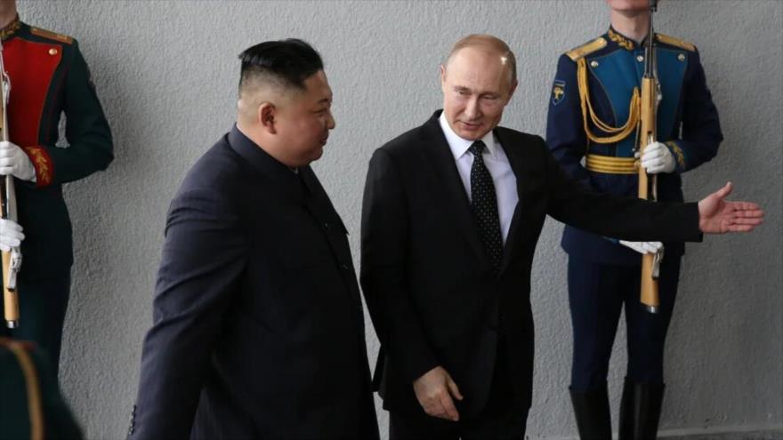 El líder norcoreano, Kim Jong-un (izda.), y el presidente ruso, Vladimir Putin, en Vladivostok en 2019. (Foto: Reuters)
