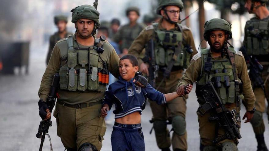 Soldados israelíes detienen a un niño palestino durante enfrentamientos en la ciudad de Al-Jalil (Hebrón), 13 de octubre de 2017. (Foto: Reuters)