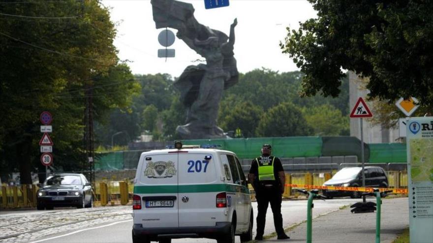 El desmantelamiento de un monumento a la victoria soviética en la Segunda Guerra Mundial en Riga, Letonia, 23 de agosto de 2022. (Foto: Reuters)