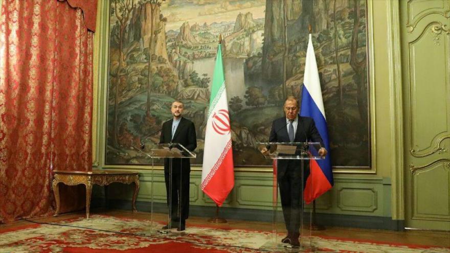 El canciller iraní, Hosien Amir Abdolahian (izda.) y su par ruso, Serguéi Lavrov, en una conferencia de prensa conjunta en Moscú, 31 de agosto de 2022.