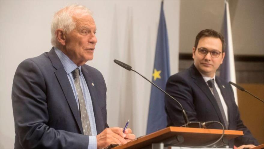 El alto representante de la UE para Asuntos Exteriores, Josep Borrell (izda.), ofrece una rueda de prensa en Praga, 31 de agosto de 2022. (Foto: AFP)