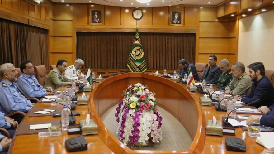 Reunión entre ministro iraní de Defensa, Mohamad Reza Qarai Ashtiani, y el general Zaheer Ahmad Babar, comandante de la Fuerza Aérea de Pakistán, Teherán, 1 de septiembre de 2022.