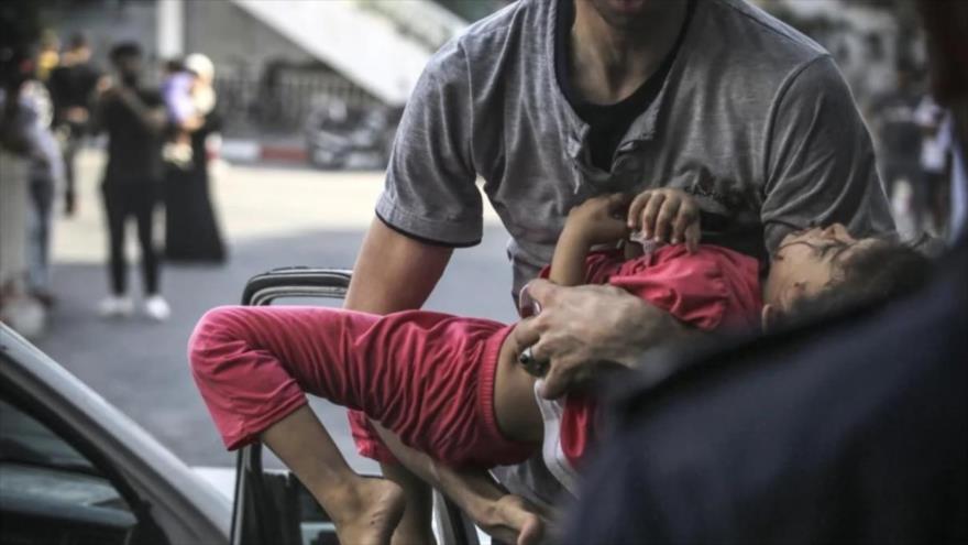 Una niña palestina herida es trasladada de urgencia al hospital después de un ataque aéreo israelí a Gaza, 5 de agosto de 2022. (Foto: AFP)