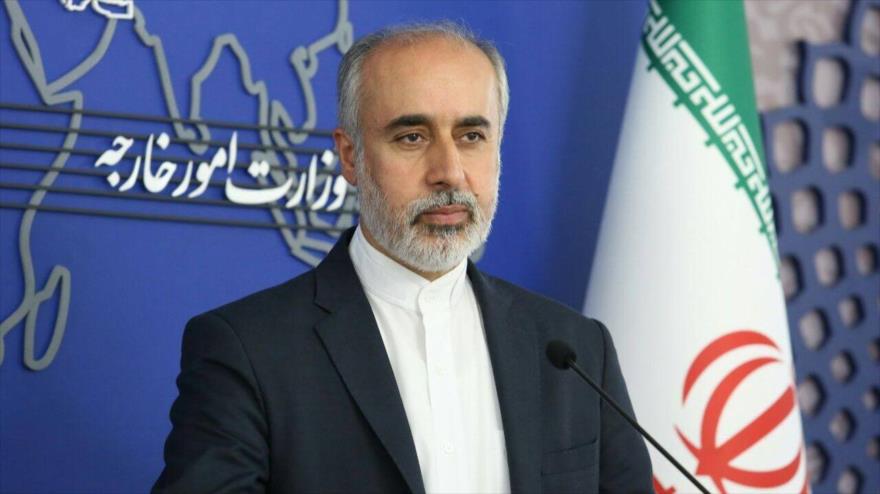 El portavoz de la Cancillería iraní, Naser Kanani, ofrece una rueda de prensa en Teherán, la capital.