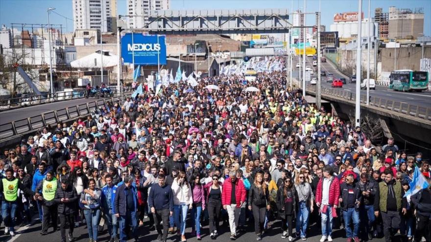 Argentinos marchan en protesta por atentado contra Fernández | HISPANTV