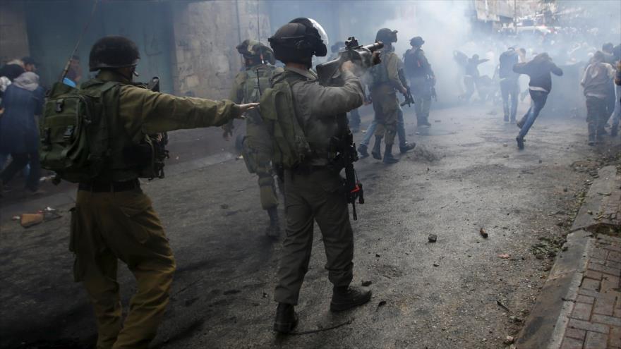 Los soldados israelíes disparan balas de goma contra un grupo de manifestantes palestinos en la Cisjordania ocupada.