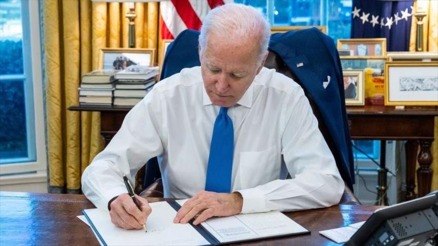 Presidente de EE.UU., Joe Biden, firma unos documentos en la Casa Blanca, Washington, EE.UU., 21 de febrero de 2022. (Foto: Reuters)