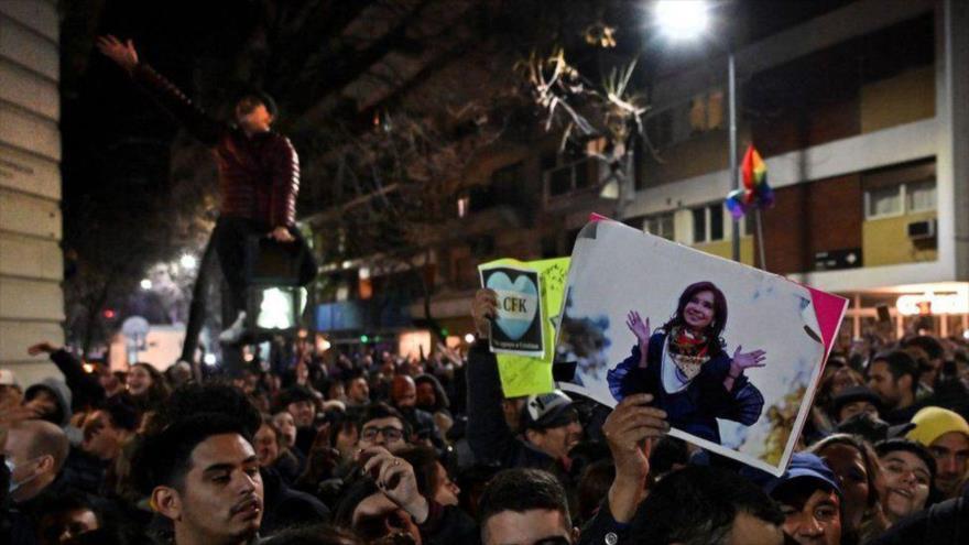 Miles de argentinos salen a las calles en todo el país en repudio al atentado fallido contra la vicepresidenta Cristina Fernández, 2 de septiembre de 2022. (Foto: getty images)
