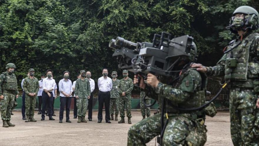 La presidenta de Taiwán, Tsai Ing-wen, observa cómo soldados operan con equipo militar en una estación naval en Penghu, 30 de agosto de 2022. (Foto: AP)