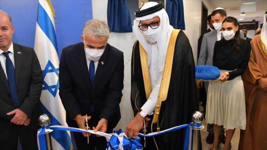 El actual primer ministro interino israelí, Yair Lapid, y el canciller bareiní inauguran la embajada de Israel en Manamá, 30 de septiembre de 2021.