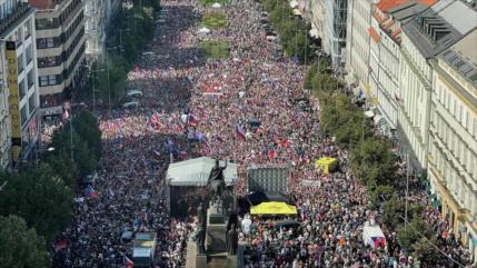 Decenas de miles de checos protestan en Praga contra la OTAN