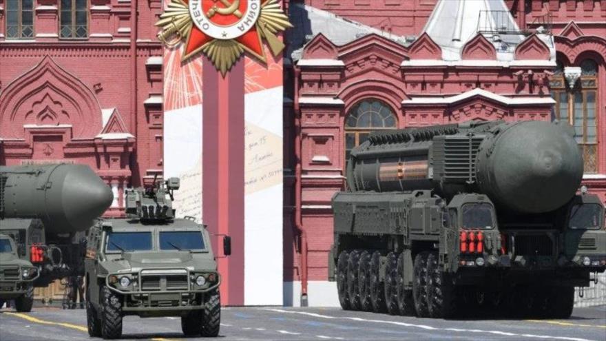 Lanzadores de misiles balísticos intercontinentales y un vehículo blindado rusos se ven durante un desfile militar en Moscú, 24 de junio de 2020. 