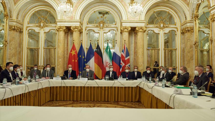 Delegaciones de Irán y el Grupo 4+1 durante una reunión en Viena, capital de Austria, para reactivar el acuerdo nuclear de 2015.