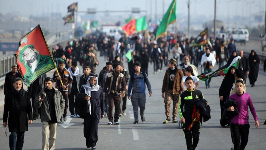 Los peregrinos corren un largo camino para llegar a la ciudad iraquí de Karbala para acudir a la ceremonia de Arbaín.