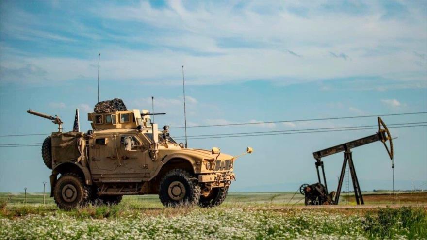 Vehículo militar estadounidense patrulla los campos petroleros en la ciudad de Al-Qahtaniyah, Al-Hasaka, 8 de mayo de 2020.