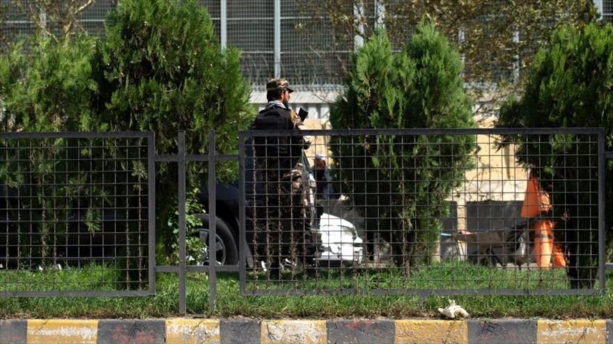 Un combatiente talibán hace guardia frente a la embajada rusa en Kabul (Afganistán) tras un ataque suicida, 5 de septiembre de 2022. (Foto: AFP)