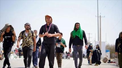 Peregrinos iraníes marchan hacia Karbala para conmemorar Arbaín