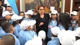 Xiomara Castro recibe a diputados del Congreso Infantil en Honduras