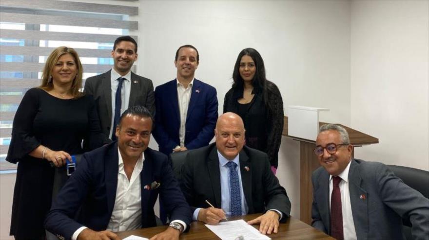 Embajador israelí, David Govrin firma un contrato para la construcción la embajada de Israel en Marruecos, rodeado de los ingenieros marroquíes. 