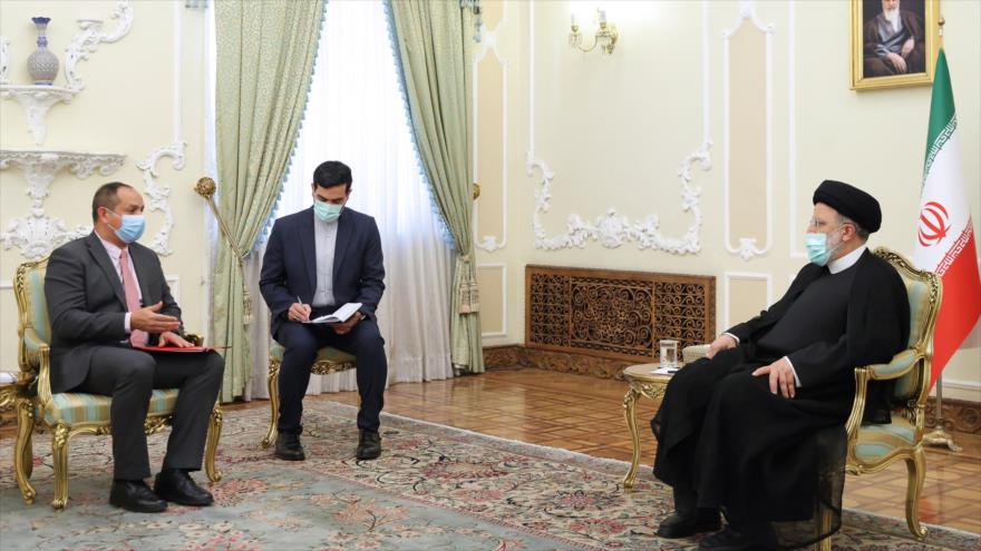 El presidente iraní, Seyed Ebrahim Raisi, y el ministro venezolano del Transporte, Ramón Celestino Velásquez, en Teherán, 6 de septiembre de 2022.