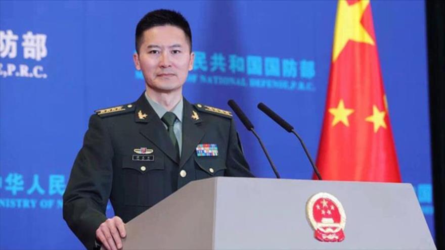El portavoz del Ministerio chino de Defensa, Tan Kefei, en una conferencia de prensa, 24 de febrero de 2022. (Foto: MDN)