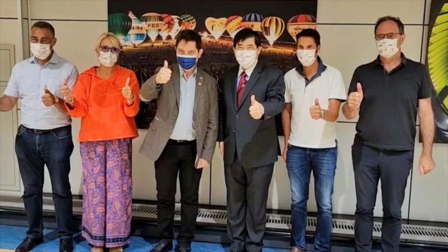 El senador Cyril Pellevat (2.º a la derecha) y su delegación en el Aeropuerto Internacional de Taoyuan, Taiwán, 7 de septiembre de 2022. (Foto: AFP)