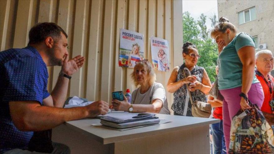 Las personas llegan para recibir pasaportes rusos en un centro en Jersón, Ucrania, 21 de julio de 2022. (Foto: Reuters)