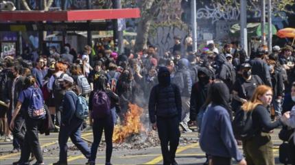 Jóvenes chilenos toman las calles en demanda de nueva Constitución