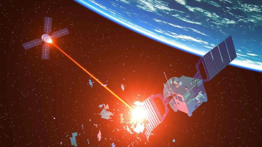 Una ilustración de una nave espacial militar derribando un satélite enemigo con un rayo láser.