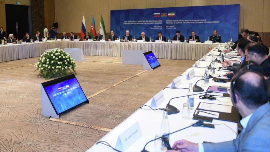 Representantes de Azerbaiyán, Rusia e Irán debaten el desarrollo del corredor de transporte Norte-Sur, en la capital azerbaiyana, Bakú.