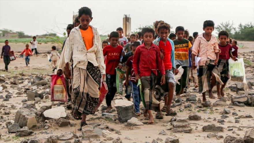 Niños yemeníes están en camino de su escuela destruida en Al-Hodeida, en el oeste de Yemen, 21 de agosto de 2022. (Foto: AFP)