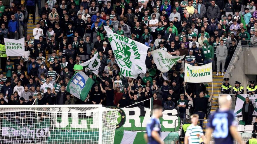 “Está en un ataúd”: Hinchas irlandeses celebran muerte de Isabel II