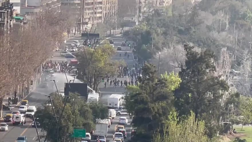 Vídeos: Carabineros vuelven a la carga contra estudiantes en Chile