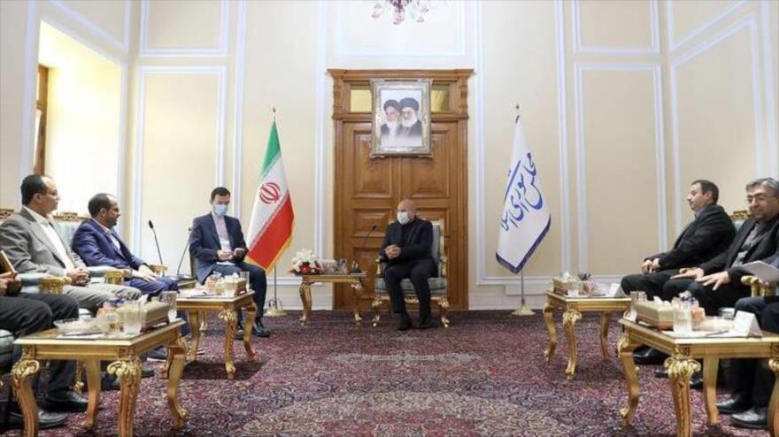 Jefe del Parlamento iraní, Mohamad Baqer Qalibaf, (c) en una reunión con el vocero de Ansarolá, Muhamad Abdel Salam, (2.º izq), Teherán, 10 de septiembre de 2022. (Foto: Mashregh News) 
