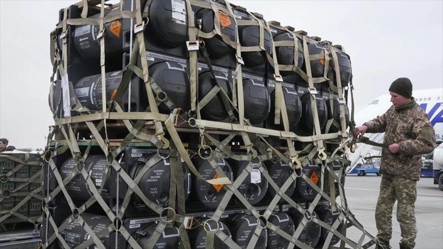 Militares ucranianos desempacan un envío de ayuda militar por EE.UU. a Ucrania, Kiev, 11 de febrero de 2022. (Foto: AP)