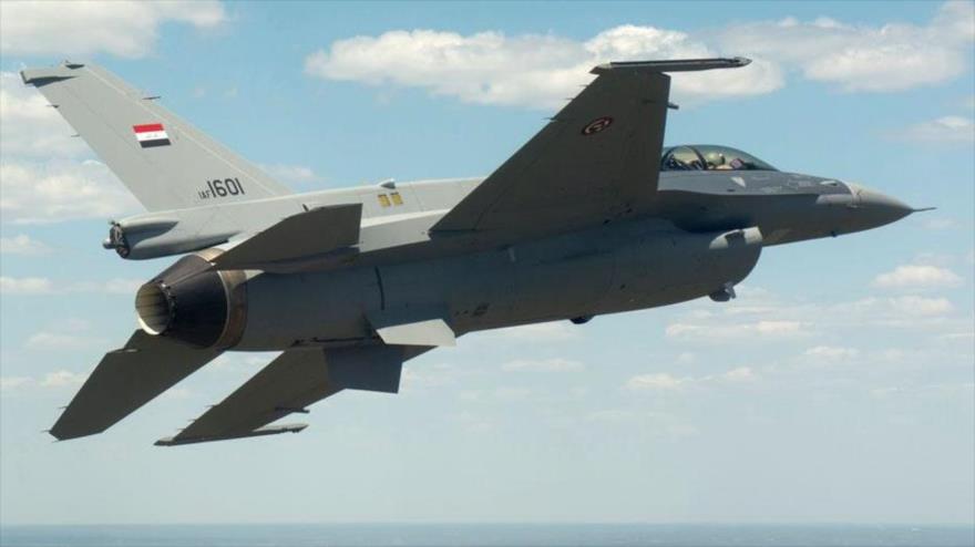 Avión F-16 del Ejército iraquí en pleno vuelo.
