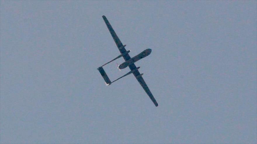 Dron israelí Heron sobrevuela la frontera entre Franja de Gaza y territorios ocupados por Israel, 13 de abril de 2018. (Foto: AFP)