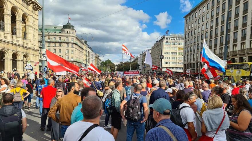 Miles de austriacos protestan contra “sanciones suicidas” a Rusia