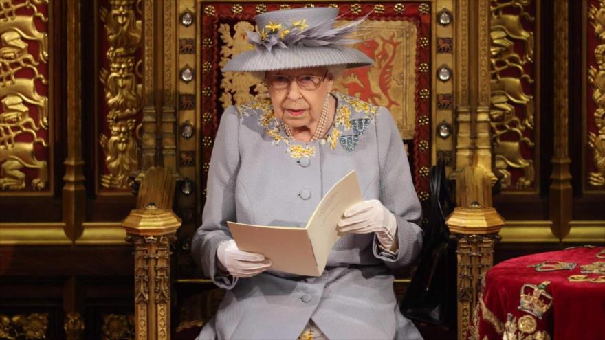 La reina Isabel II ofrece discurso ante el Parlamento británico, mayo de 2021.