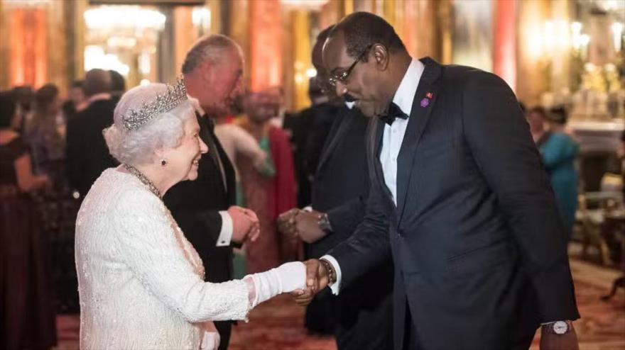 El primer ministro de Antigua y Barbuda, Gaston Browne, y la reina Isabel II, en Londres, 19 de abril de 2019.