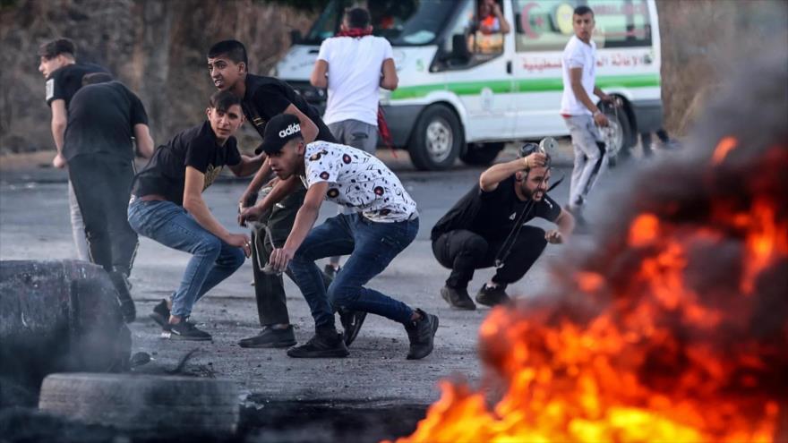 Jóvenes palestinos enfrentando a las fuerzas de ocupación israelíes en Cisjordania ocupada.