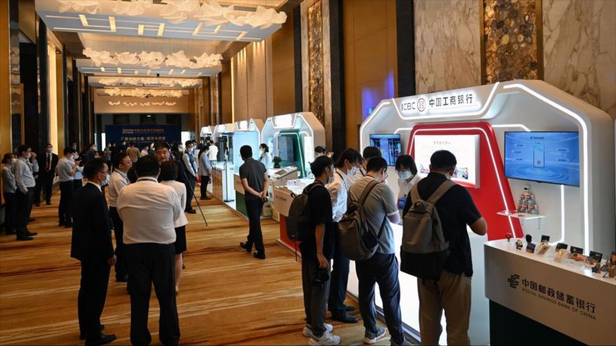 La zona de experiencia del yuan digital e-CNY en el Foro de Finanzas Digitales de China en Pekín, capital china, 9 de septiembre de 2022. (Foto: Getty Images)