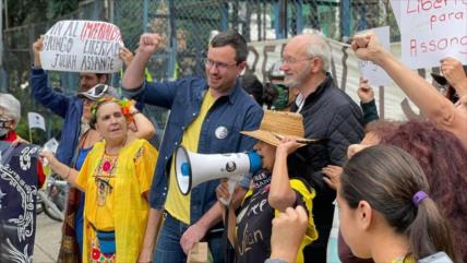 Padre de Assange lidera protesta ante embajada de EEUU en México