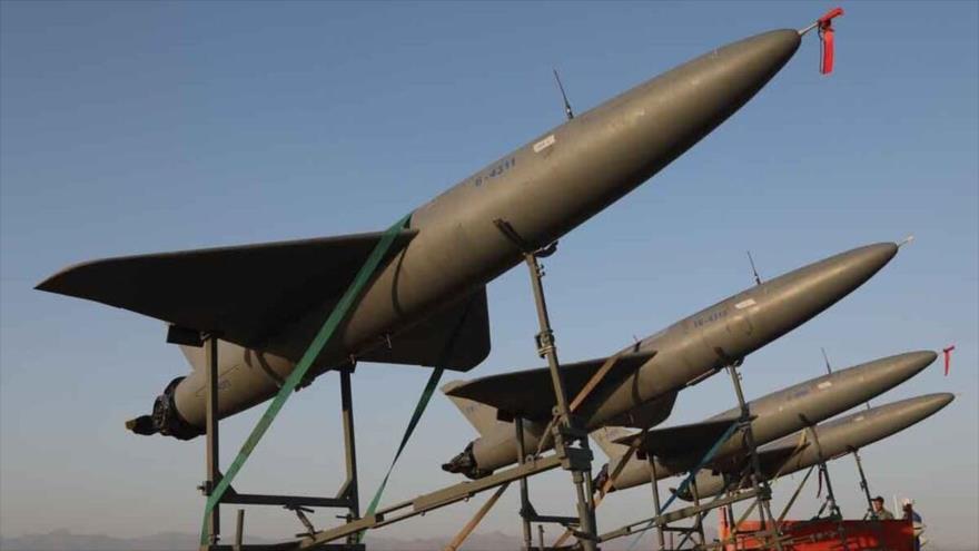 Los aviones no tripulados iraníes Arash-1 se ven antes del lanzamiento durante el ejercicio militar.