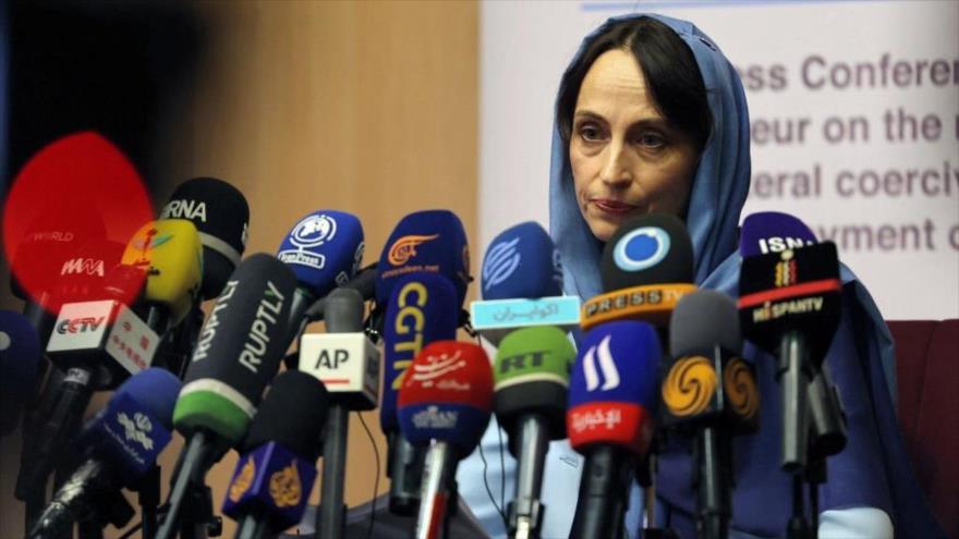 Alena Douhan, relatora especial de la ONU, habla en una conferencia de prensa en Teherán, Irán, 18 de mayo de 2022. (Foto: AFP)