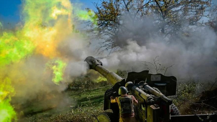 Un soldado armenio dispara artillería en la línea del frente durante combates entre las fuerzas armenias y azerbaiyanas por la región de Nagorno Karabaj, 25 de octubre de 2020. (Foto: AFP)