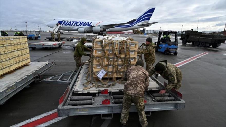 Soldados militares ucranianos descargan ayudas militares de EE.UU. en el aeropuerto Boryspil, Ucrania, 9 de febrero de 2022. (Foto: Getty Images)